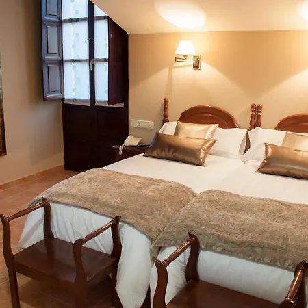 如娆因垂蒙特斯酒店 2* Onís